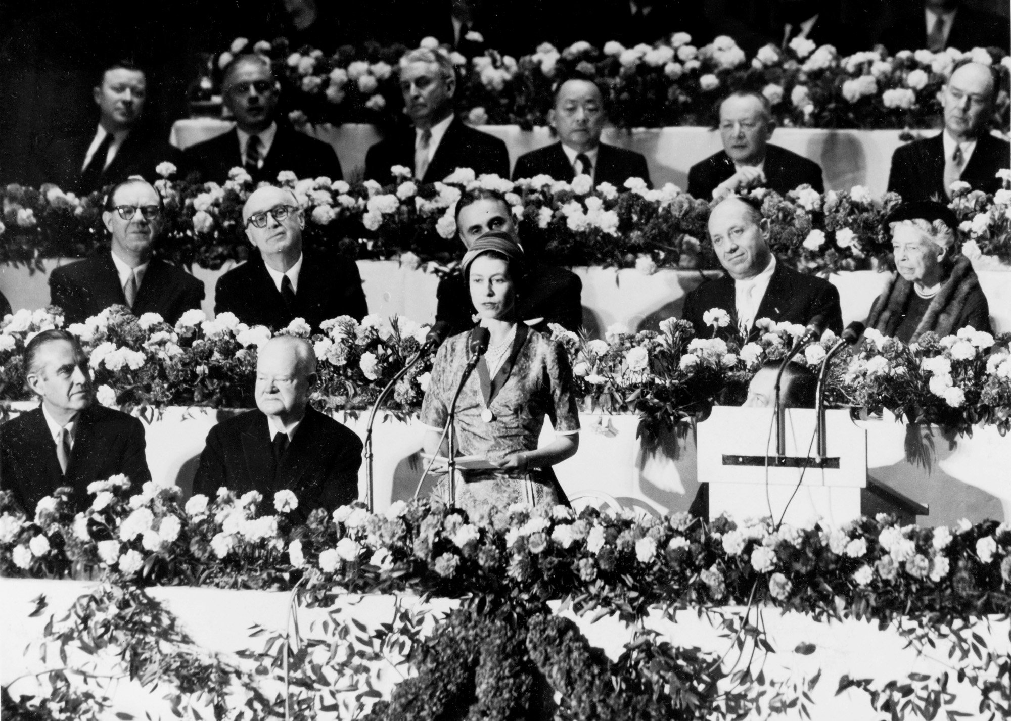 Rainha Isabel II a discursar no Waldorf Astoria 1957